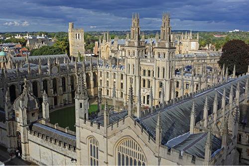Blick vom Kirchturm der St. Mary the Virgin Kirche auf das All Souls College, Unirversity, Oxford, Oxfordshire, England