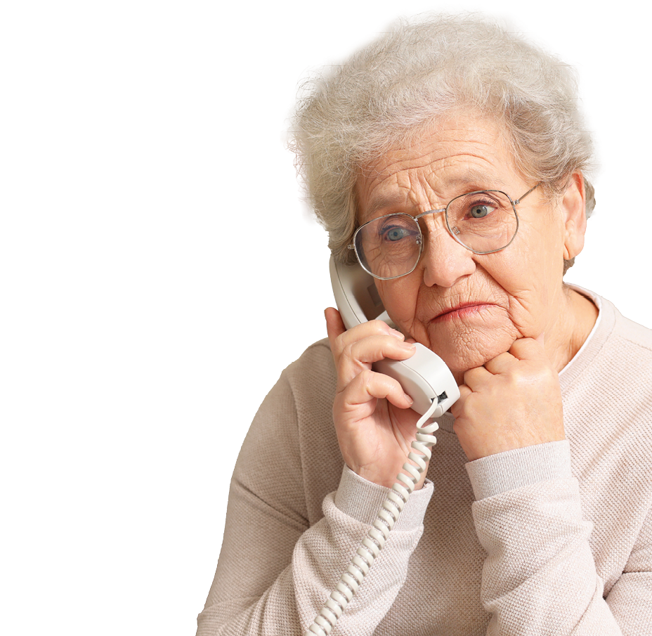 Eine ltere Frau mit grauen Locken h lt mit der rechten Hand einen klassischen Festnetztelefonh rer ans Ohr und h rt aufmerksam zu, w hrend sie ihr Gesicht auf ihrer linken Hand abst tzt. Sie sitzt in einem gem tlichen, gut beleuchteten Raum mit neutralem Hintergrund, und ihr Gesichtsausdruck vermittelt eine leichte Skepsis.