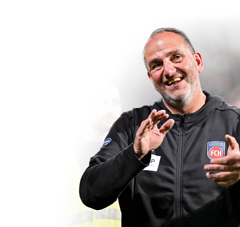 Trainer Frank Schmidt (1.FC Heidenheim) gestikuliert, gestik, jubelt nachd em Klassenerhalt w hrend des Bundesliga-Relegationsr ckspiels zwischen der SV Elversberg und dem 1.FC Heidenheim, URSAPHARM-ARENA am 26. May 2025 in Elverberg, Deutschland. (Foto von Harry Langer/DeFodi Images) +++ Trainer Frank Schmidt (1.FC Heidenheim) gestures during the Bundesliga relegation second leg match between SV Elversberg and 1.FC Heidenheim at URSAPHARM-ARENA on May 26, 2025 in Elverberg, Germany. (Photo by Harry Langer/DeFodi Images) DFL regulations prohibit any use of photographs as image sequences and/or quasi-video. (Photo by Harry Langer/DeFodi Images) DFL regulations prohibit any use of photographs as image sequences and/or quasi-video.