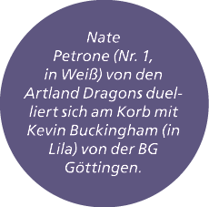 Nate Petrone (Nr. 1, in Wei ) von den Artland Dragons duelliert sich am Korb mit Kevin Buckingham (in Lila) von der B...