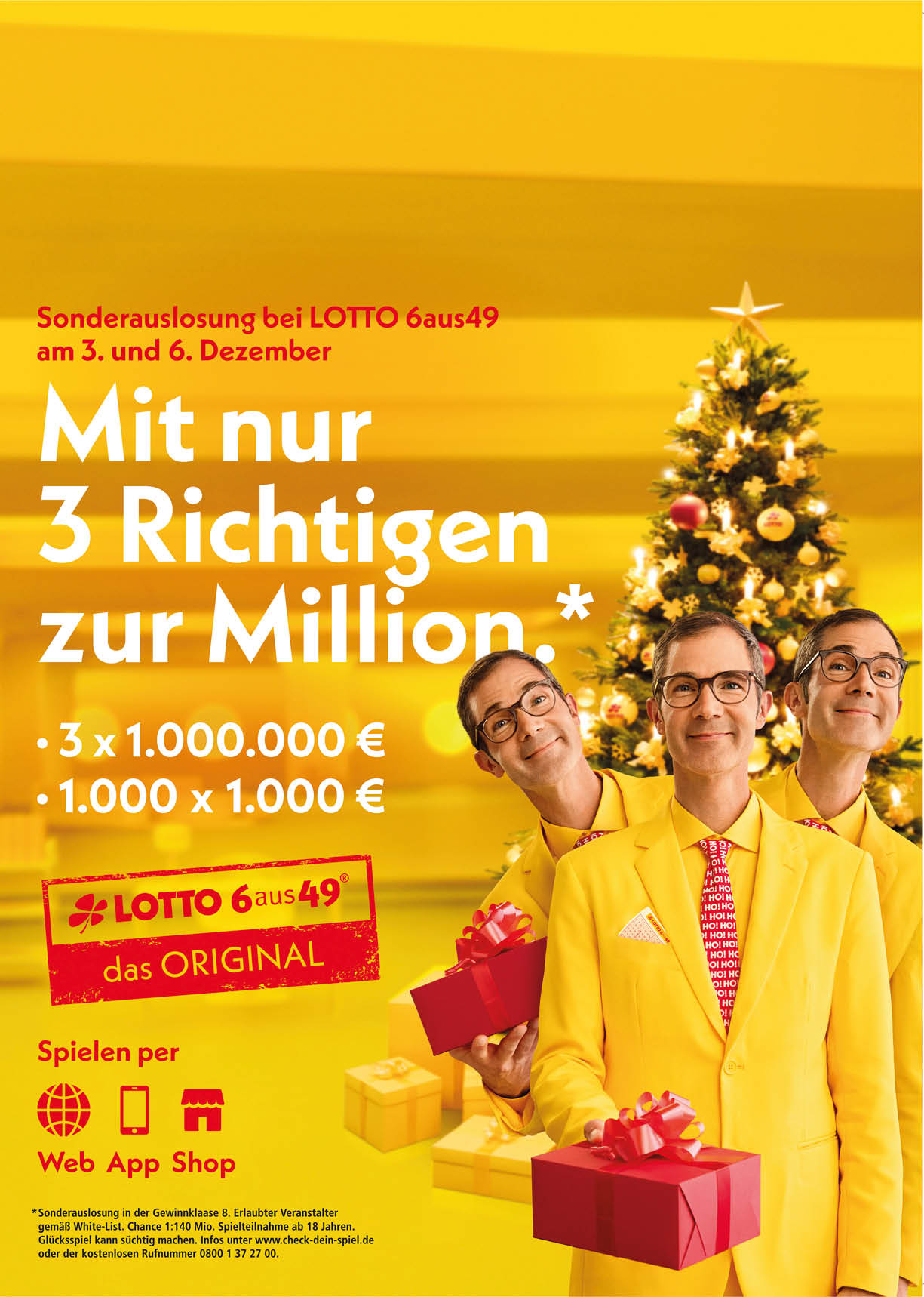 Titelseite des gl Xmagazin von LOTTO Niedersachsen in Gelb-Rot-Farben. Im Vordergrund steht eine Person in gelbem Anzug mit roter Krawatte und h lt rote Geschenkboxen. Links oben steht der Titel „gl Xmagazin“, darunter der Hinweis auf eine Sonderauslosung bei LOTTO 6aus49 am 3. und 6. Dezember. Gro e wei e Schrift wirbt mit „Mit nur 3 Richtigen zur Million“, darunter die Gewinne: „3 × 1.000.000 €“ und „1.000 × 1.000 €“. Rechts im Hintergrund ist ein geschm ckter Weihnachtsbaum zu sehen. Unten befinden sich das LOTTO-Logo, Hinweise zum Spielen per Web, App und Shop sowie die Website-Adresse.
