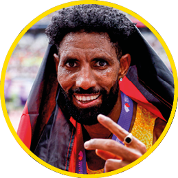 Amanal Petros mit seiner Silber-Medaille vom Marathon bei der WM in Tokio.