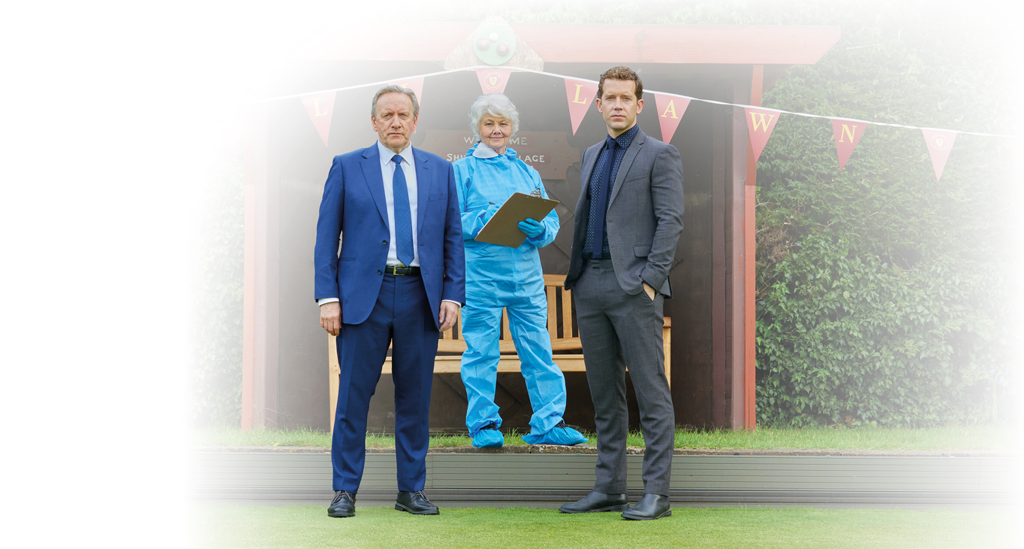 “Inspector Barnaby - Der Tod rollt auf dem Bowling Green": John Barnaby (Neil Dudgeon), Rechtsmedizinerin Fleur Perkins (Annette Badland) und Jamie Winter (Nick Hendrix) stehen nebeneinander am Rand einer Rasenfl che.