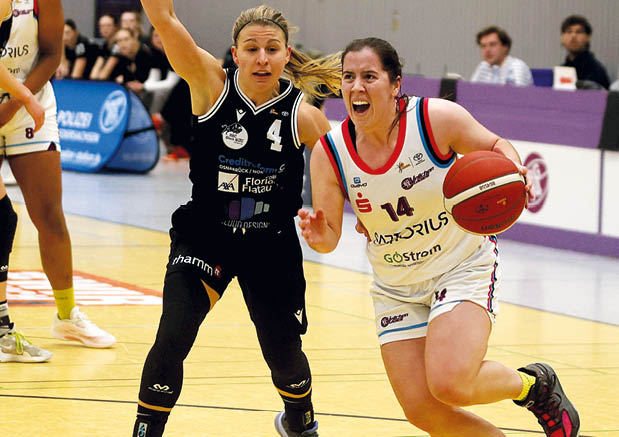 BG Frauen - Osnabr ck G ttingens Teresa Leal Faustino   (wei ) gegen Osnabr cks Annemarie Potratz-Bramscher