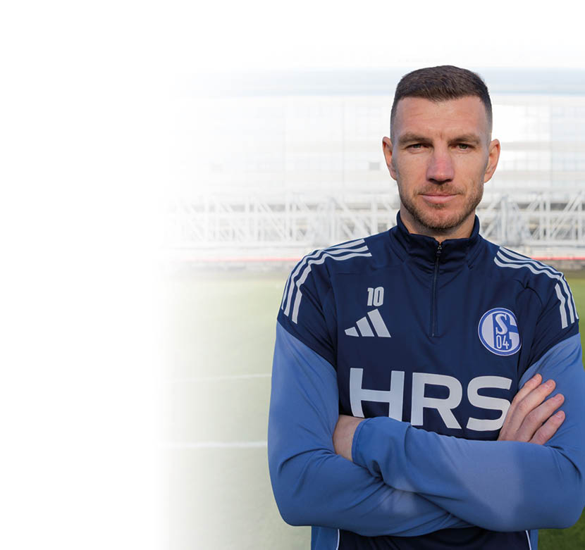 Fu ball: 2. Bundesliga, Pressekonferenz Schalke 04 in der Veltins-Arena. Edin Dzeko steht auf dem Rasen vor der Arena.