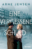 Ein Mann in braunem Mantel und M tze h lt eine Frau mit blonden Haaren vor einer H userzeile in einer Stadt