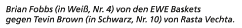 Brian Fobbs (in Wei , Nr. 4) von den EWE Baskets gegen Tevin Brown (in Schwarz, Nr. 10) von Rasta Vechta.
