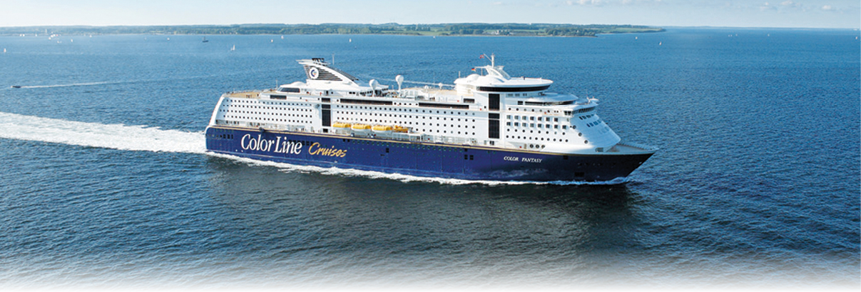 Mehrst ckiges Geb ude mit Satteldach in bewaldeter H gellandschaft bei klarem Himmel   