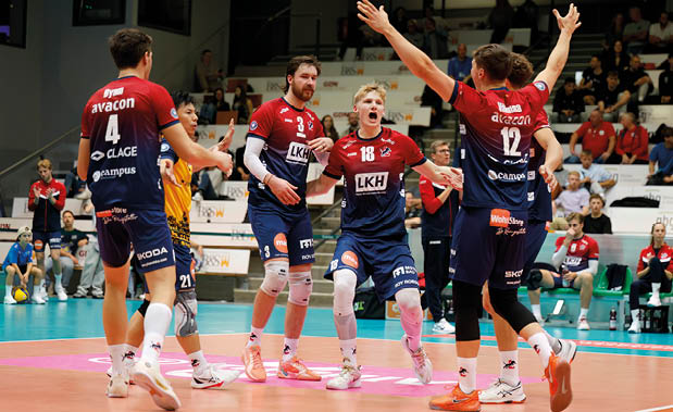 10.10..2025, Hildesheim   Foto: Lars Kaletta SVG L neburg - FT 1844 Freiburg Punktgewinn - Jubel - Mannschaft - Spieler (L neburg) 