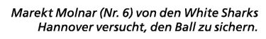 Marekt Molnar (Nr. 6) von den White Sharks Hannover versucht, den Ball zu sichern.