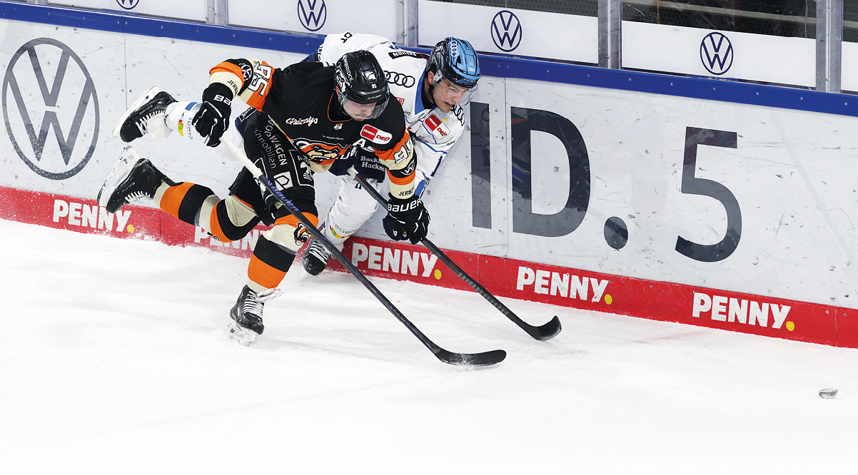 Fabio Pfohl (Grizzlys Wolfsburg), Kenny Agostino (ERC Ingolstadt) Eishockey, DEL, Penny DEL, Herren, Maenner, Saison 2025 2026 Grizzlys Wolfsburg gegen ERC Ingolstadt 
