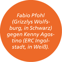 Fabio Pfohl (Grizzlys Wolfsburg, in Schwarz) gegen Kenny Agostino (ERC Ingolstadt, in Wei ).