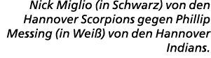 Nick Miglio (in Schwarz) von den Hannover Scorpions gegen Phillip Messing (in Wei ) von den Hannover Indians.