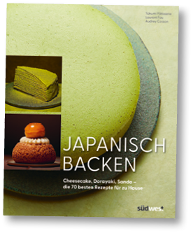 Das Bild zeigt das Cover eines Koch- und Backbuchs. Den Hintergrund dominiert eine Nahaufnahme eines runden, hellgr nen Kuchens auf einem dunklen Teller; die porige Oberfl che erinnert an Matcha. Links sind zwei kleinere Fotos bereinander angeordnet: oben ein angeschnittenes, mehrlagiges St ck gr ner Kuchen mit vielen d nnen Schichten; unten ein kleines Geb ck auf einem Teller mit knuspriger H lle, heller Creme und einer gl nzenden, orangefarbenen Kugel als Topping. In gro en wei en Gro buchstaben steht mittig rechts der Titel „JAPANISCH BACKEN“. Darunter in kleinerer Schrift: „Cheesecake, Dorayaki, Sando – die 70 besten Rezepte f r zu Hause“. Oben rechts sind die Autorennamen „Takumi Patisserie“, „Laurent Fau“ und „Audrey Cosson“ zu lesen. Unten rechts steht das Verlagslogo „s dwest“.