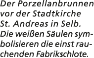 Der Porzellanbrunnen vor der Stadtkirche St. Andreas in Selb. Die wei en S ulen symbolisieren die einst rauchenden Fa...