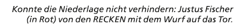 Konnte die Niederlage nicht verhindern: Justus Fischer (in Rot) von den RECKEN mit dem Wurf auf das Tor.