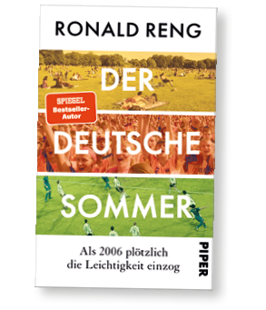 Vorderansicht eines Buchcovers. Oben steht in gro en Gro buchstaben der Autorname „RONALD RENG“ auf wei em Grund. Darunter folgen drei horizontale Farbstreifen mit Fotos:   Oberer Streifen: eine sonnige, weitl ufige Wiese mit vielen Menschen, die auf Decken sitzen oder liegen; die Szene wirkt entspannt und sommerlich.  Mittlerer Streifen: eine dicht gedr ngte, jubelnde Menschenmenge bei einer Veranstaltung; viele Arme sind nach oben gereckt. Auf diesem Streifen liegt ein orange-roter Aufkleber mit wei er Schrift „SPIEGEL Bestseller-Autor“.  Unterer Streifen: eine Rasenfl che mit einem Fu ballspiel; mehrere Spieler in Bewegung, einige laufen oder kicken den Ball.  In gro en wei en Buchstaben ist  ber die drei Streifen verteilt der Titel „DER DEUTSCHE SOMMER“ gesetzt (jeweils Silben  ber den Streifen). Unter den Bildern steht auf wei em Grund der Untertitel „Als 2006 pl tzlich die Leichtigkeit einzog“. Am rechten unteren Rand ist quer das Verlagslogo „PIPER“ gedruckt.    Gestaltung und Stimmung: klare, kontrastreiche Layoutgestaltung mit sommerlichen, lebendigen Fotografien, die Freizeit, Gemeinschaft und Fu ball verbinden. Farbigkeit: warme Gelb- und Oranget ne im oberen Bereich, kr ftiges Gr n im Fu ballstreifen, wei er Hintergrund f r Textbereiche.
