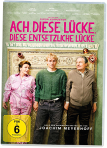 Das Bild zeigt ein Filmcover mit dem gro en Titel „ACH, DIESE L CKE, DIESE ENTSETZLICHE L CKE“ in pinker Schrift. Darunter liegen drei Personen nebeneinander auf einem gemusterten Teppich und schauen nach oben: links eine  ltere Frau in einem rosa gemusterten Outfit, in der Mitte ein junger Mann im gr nen Pullover, rechts ein  lterer Mann in einer beigefarbenen Jacke.  Auf dem Teppich stehen am oberen Rand zwei Gl ser mit Getr nken.  Unten links ist ein gelbes Zeichen „FSK ab 6 freigegeben“.  Oben steht klein „Ein Film von Simon Verhoeven“ und unten der Hinweis „Nach dem gefeierten Bestseller von Joachim Meyerhoff“.