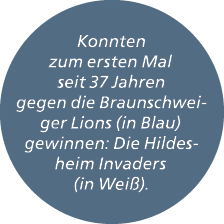 Konnten zum ersten Mal seit 37 Jahren gegen die Braunschweiger Lions (in Blau) gewinnen: Die Hildesheim Invaders (in ...