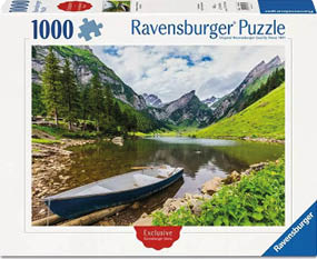 Puzzleverpackung mit einem See in den Bergen, einem Boot am Ufer und bewaldeten H ngen unter bew lktem Himmel.
