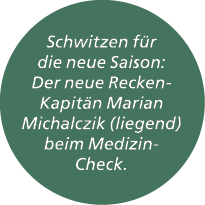 Schwitzen f r die neue Saison: Der neue Recken Kapit n Marian Michalczik (liegend) beim Medizin Check. 