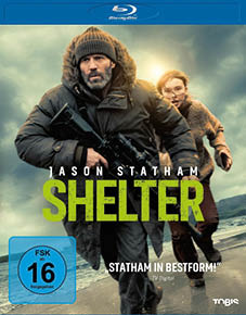 Zwei Personen in Winterkleidung rennen an einem st rmischen Strand, eine h lt ein Gewehr, auf dem Cover eines Blu-ray-Films mit dem Titel Shelter. Beschreibung von KI generiert