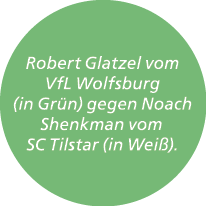 Robert Glatzel vom VfL Wolfsburg (in Gr n) gegen Noach Shenkman vom SC Tilstar (in Wei ).