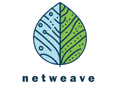 Ein stilisiertes Blatt, das in zwei H lften geteilt ist, wobei die linke H lfte blau mit technischen Linien und Punkten und die rechte H lfte gr n mit organischen Linien und Punkten gestaltet ist, dar ber steht der Schriftzug netweave. Beschreibung von KI generiert