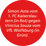 Simon Asta vom 1. FC Kaiserslautern (in Rot) gegen Vinicius Souza vom VfL Wolfsburg (in Gr n).