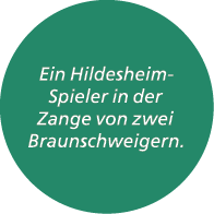 Ein Hildesheim Spieler in der Zange von zwei Braunschweigern.