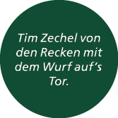 Tim Zechel von den Recken mit dem Wurf auf’s Tor.