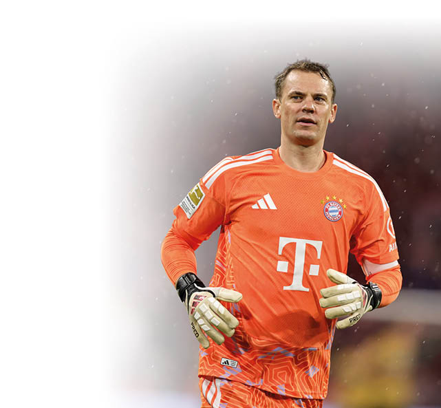 Eine Person tr gt ein oranges Torwarttrikot mit dem Logo des FC Bayern M nchen und l uft auf einem Fu ballfeld. Beschreibung von KI generiert