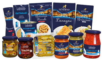 Verschiedene verpackte italienische Lebensmittelprodukte wie Grissini, Lasagne, Oliven, Tomaten, Peperoni und Paprika-Salate sind aufgereiht zu sehen. Beschreibung von KI generiert