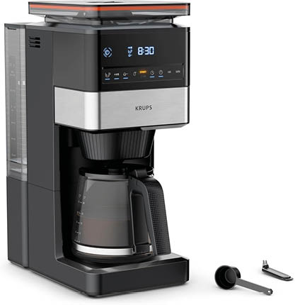 Moderne Kaffeemaschine mit digitaler Anzeige, Glaskanne und zwei beiliegenden Zubeh rteilen auf wei em Hintergrund. Beschreibung von KI generiert