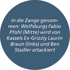 In die Zange genommen: Wolfsburgs Fabio Pfohl (Mitte) wird von Kassels Ex Grizzly Laurin Braun (links) und Ben Stadle...