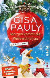 Auf einem winterlichen Hintergrund mit Tannen sten und Schneeflocken sind drei G nse mit Weihnachtsaccessoires vor einer gro en roten Christbaumkugel zu sehen, auf der der Titel eines Weihnachtskrimis von Gisa Pauly steht. Beschreibung von KI generiert