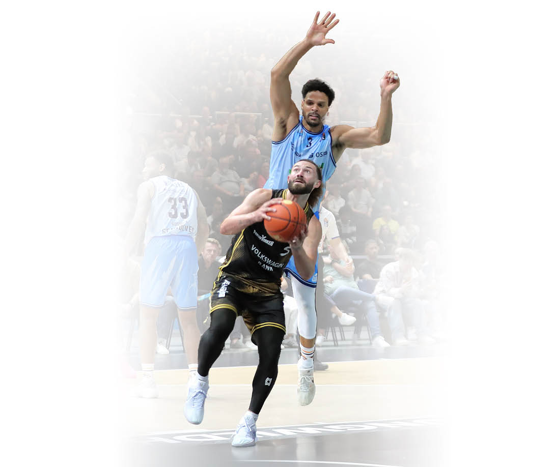 Zwei Personen in Sportkleidung spielen Basketball, wobei eine Person den Ball h lt und die andere versucht, den Wurf zu blockieren. Beschreibung von KI generiert