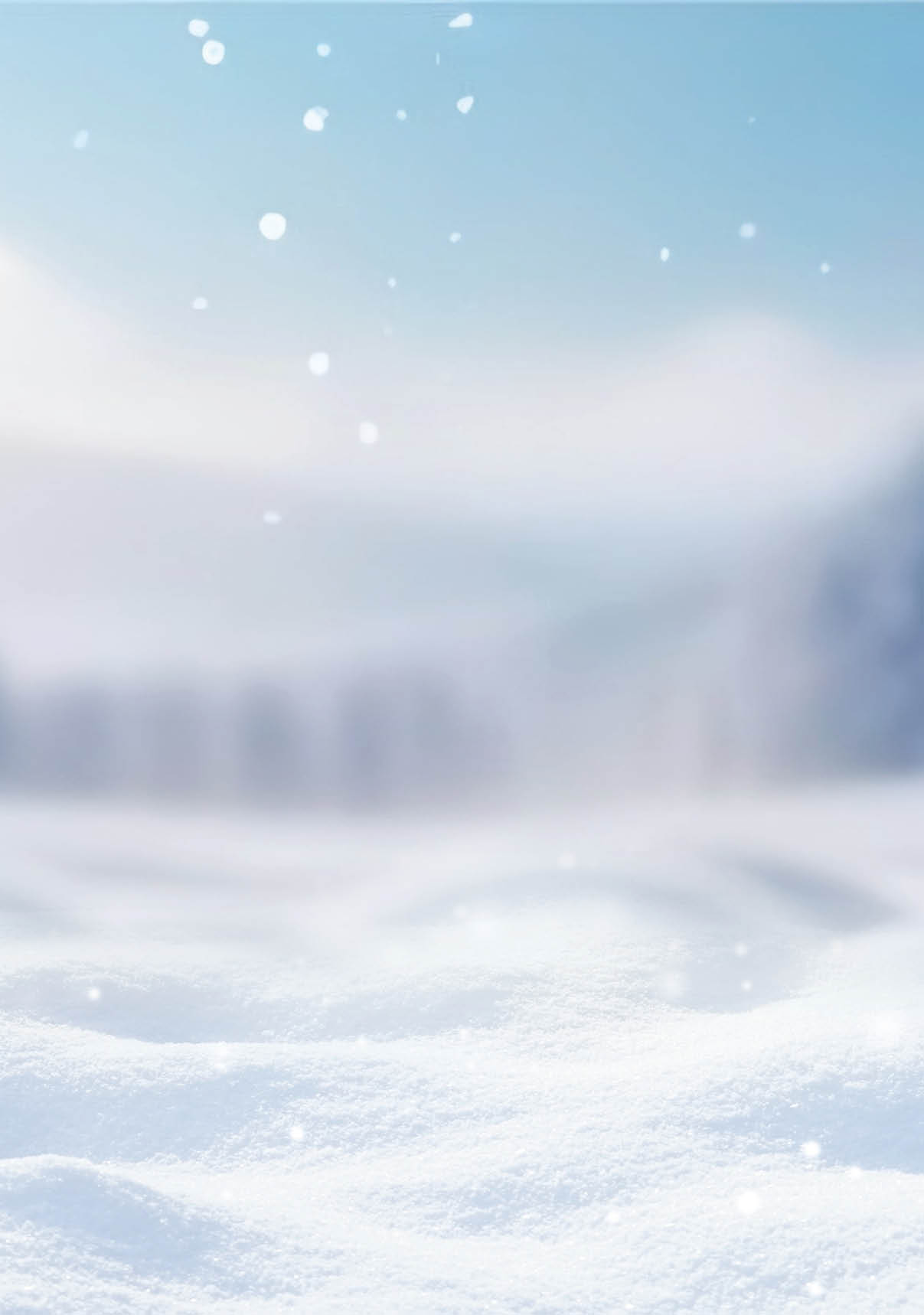 Eine verschneite Winterlandschaft mit schneebedeckten B umen und leicht fallendem Schnee vor einem nebligen, blauen Himmel. Beschreibung von KI generiert