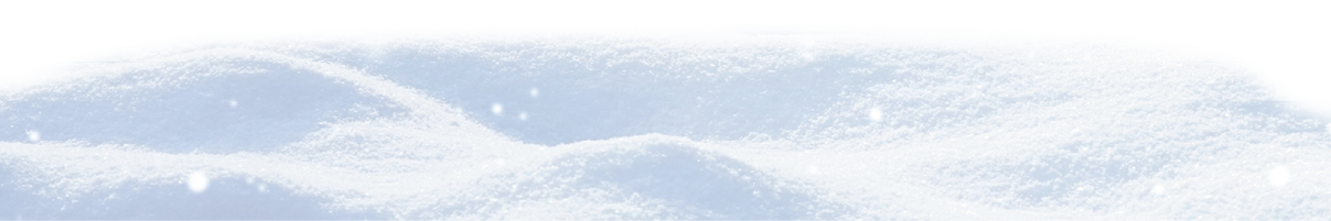 Eine Person in einem roten Mantel und einer schwarzen M tze steht auf einem schneebedeckten H gel und blickt in die Ferne, w hrend der Himmel bew lkt ist. Beschreibung von KI generiert